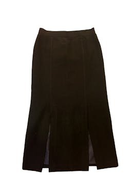 Falda en paño bebé marrón con forro, aberturas a los lados, con botón en la parte posterior y cierre invisible. Cintura: 90 cm Largo: 89 cm 